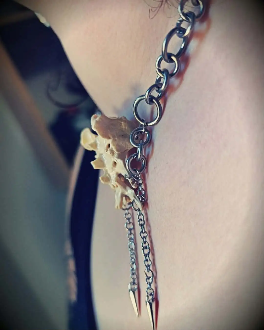 L'Ancrage des Ombres - Ancrage ombres collier os renard detail maillons wolfsbane studio