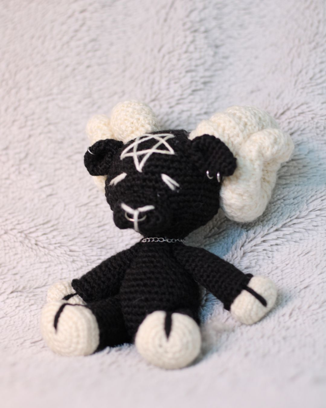Peluche Grand Baphomet Amigurumi - Baphomet amigurumi crochet fait main vue face wolfsbane studio