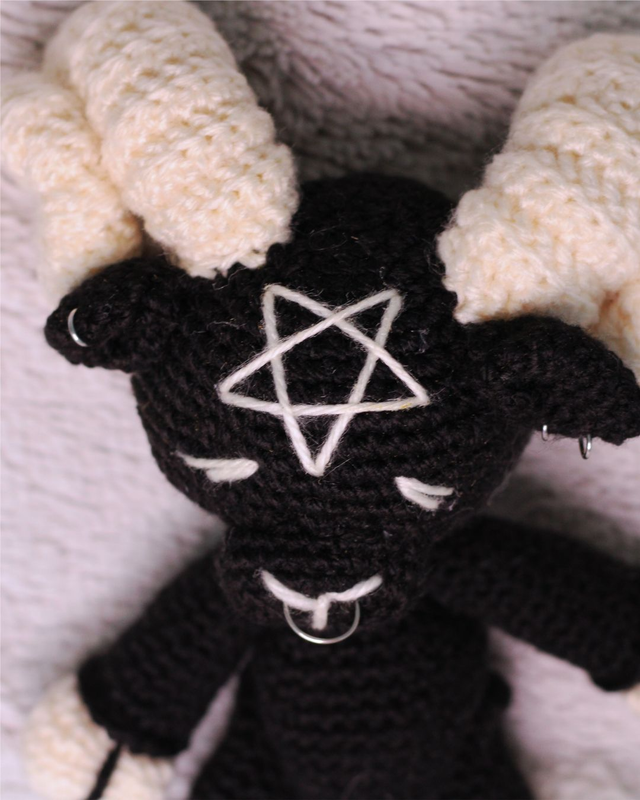 Peluche Grand Baphomet Amigurumi - Baphomet amigurumi detail cornes bijoux artisanat occulte wolfsbane studio