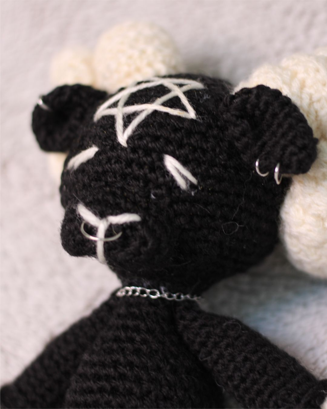Peluche Grand Baphomet Amigurumi - Baphomet crochet decoration gothique vue face details fait main france
