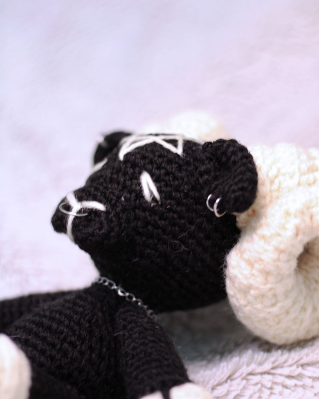 Peluche Grand Baphomet Amigurumi - Baphomet peluche gothique crochet profil noir blanc wolfsbane studio