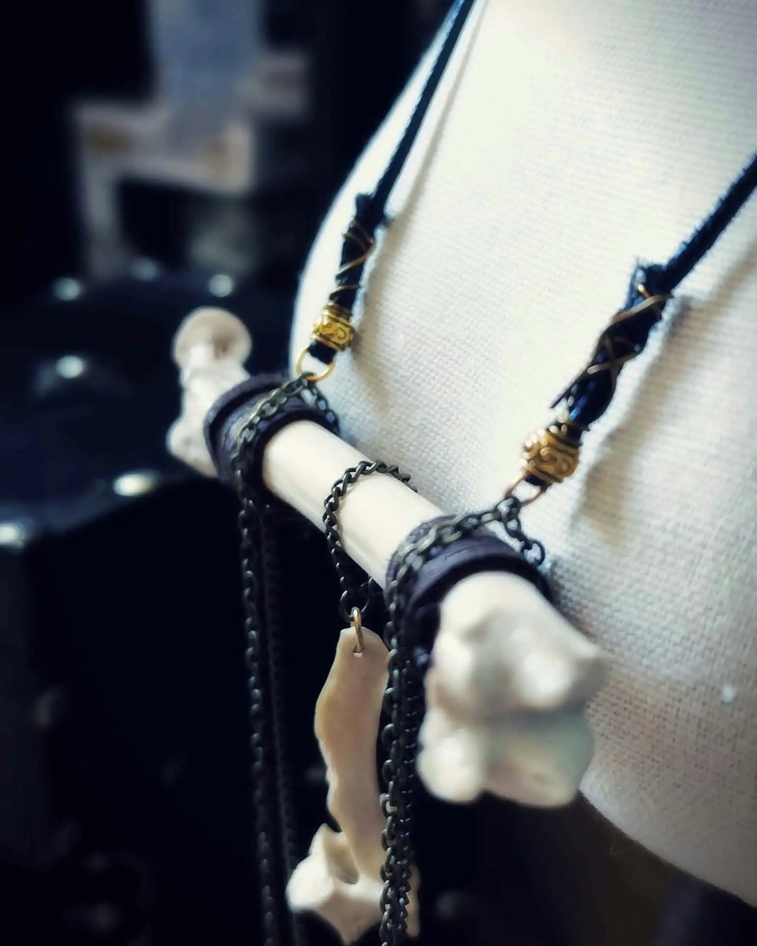 Le Gardien Vulpé - Gardien vulpe parure os renard detail chaines laiton wolfsbane studio