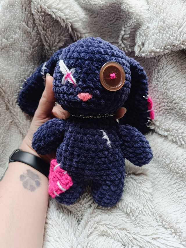 Lapin Grunge Amigurumi - Lapin grunge amigurumi crochet mise en situation wolfsbane studio