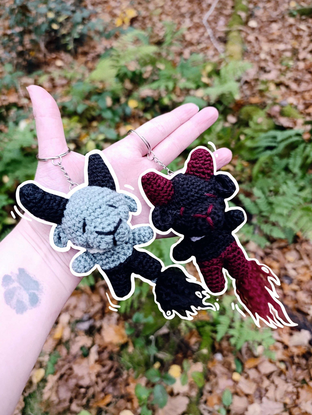 Mini Baphomet Amigurumi — Porte-clé — Rouge & Noir